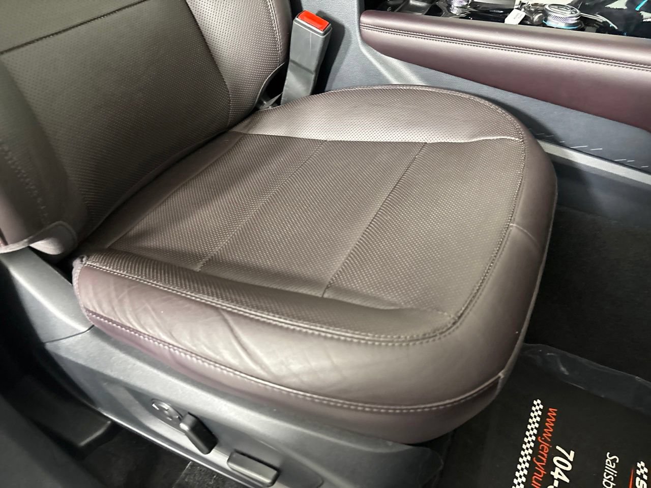 Used 2025 Ford Explorer Platinum w/ LUX Leather Package AWD/4WD image 36
