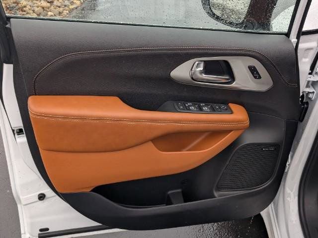 New 2026 Chrysler Pacifica Pinnacle image 10