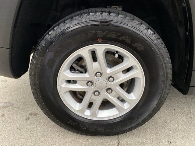 Used 2024 Jeep Grand Cherokee Laredo image 29