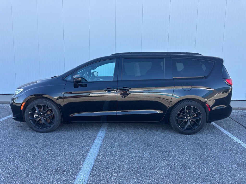 Used 2025 Chrysler Pacifica Limited FWD image 3