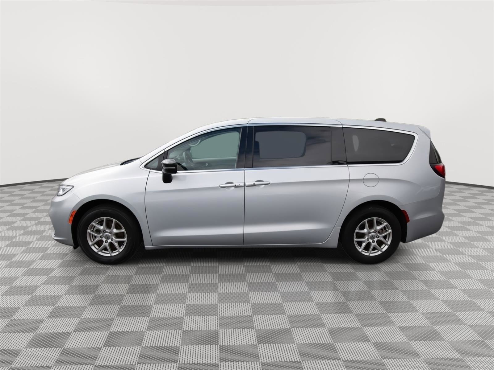 Used 2024 Chrysler Pacifica Touring-L FWD image 8