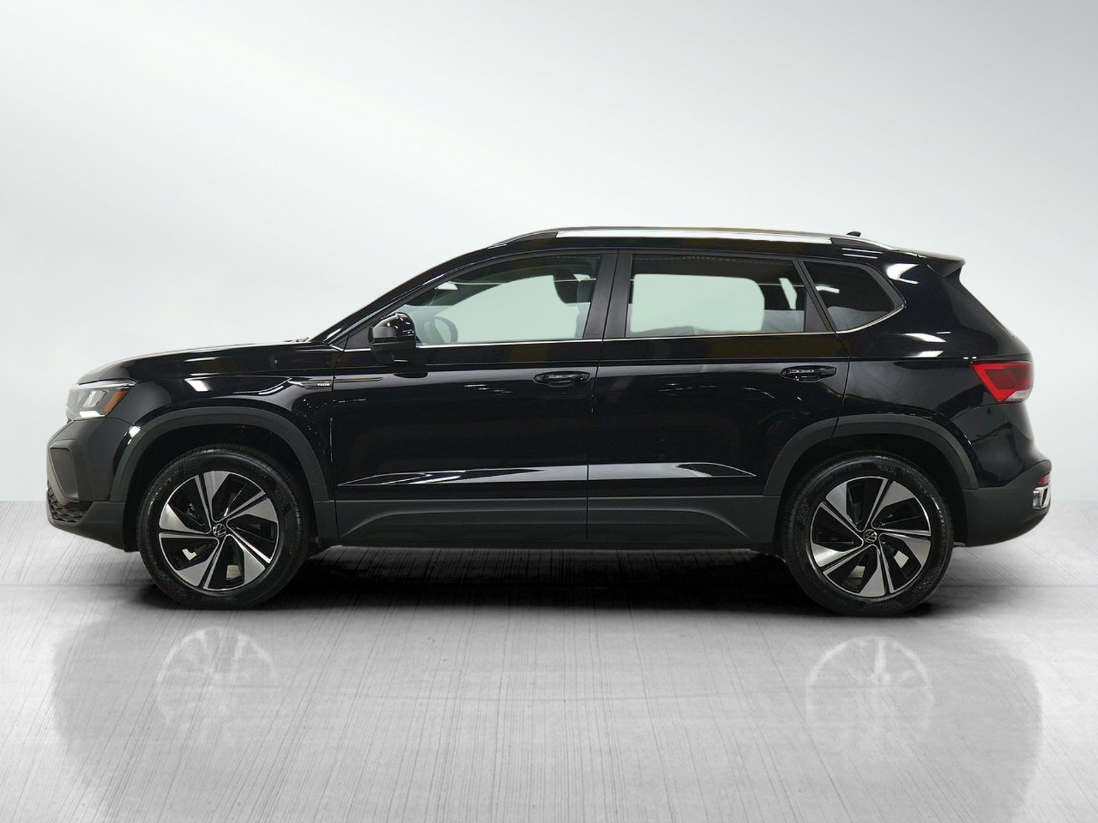 Used 2024 Volkswagen Taos SE AWD/4WD image 2