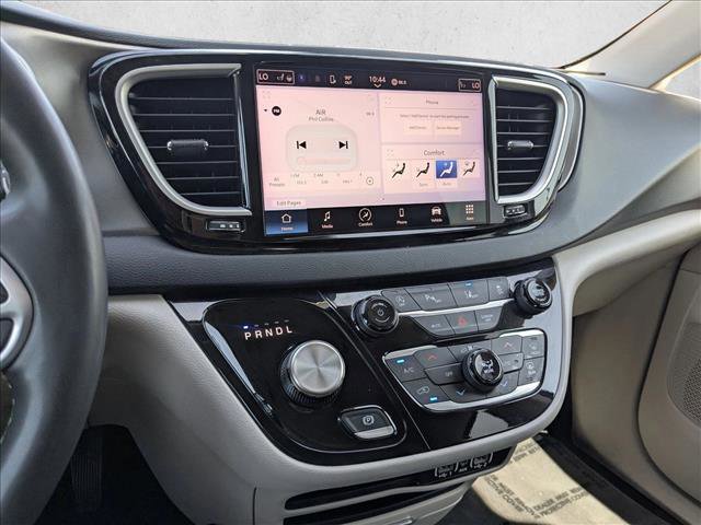 Used 2023 Chrysler Pacifica Touring-L FWD image 10