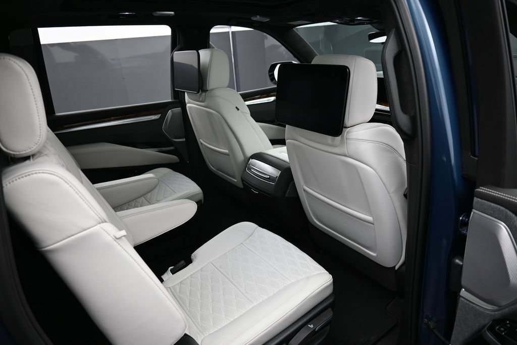 Used 2025 Cadillac Escalade ESV Sport Platinum AWD/4WD image 33