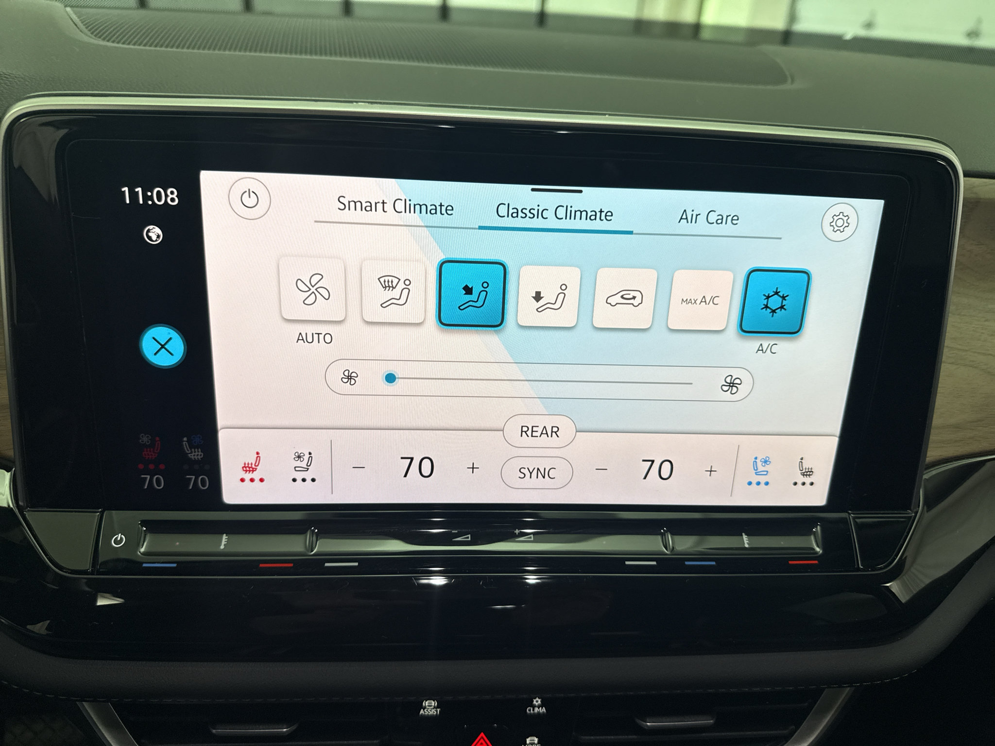 Used 2025 Volkswagen Atlas SE AWD/4WD image 24