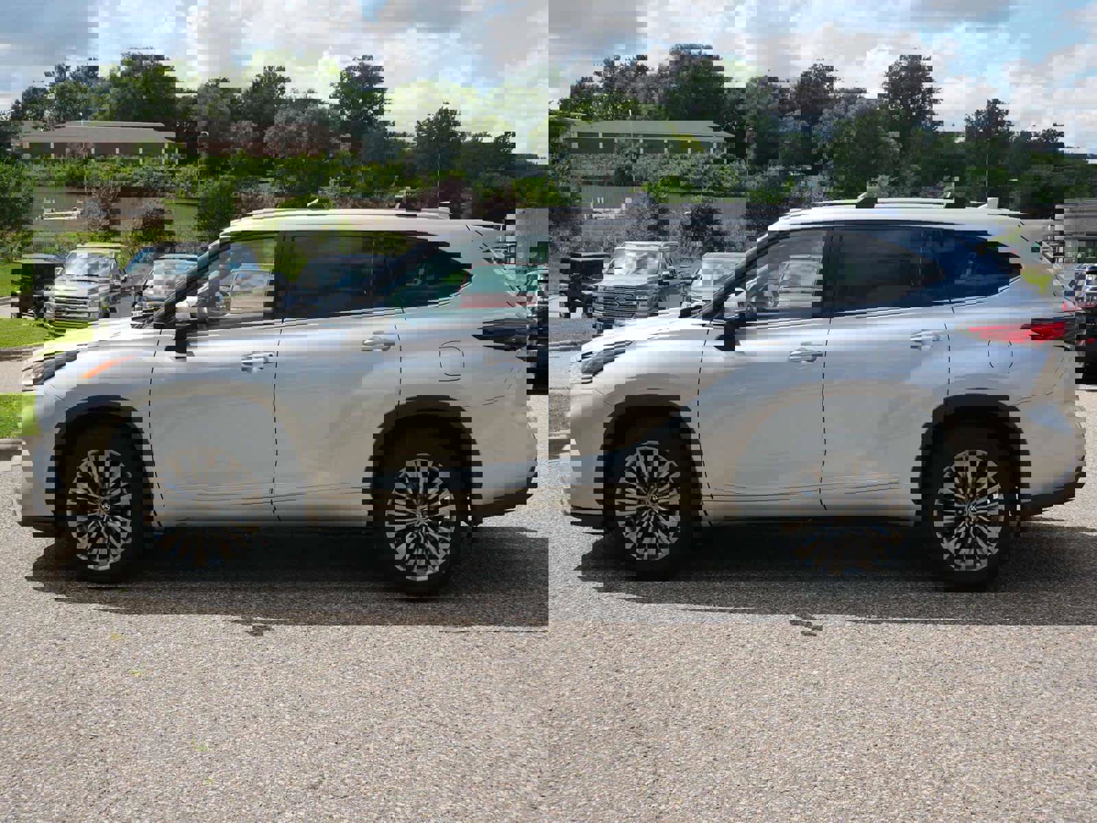 Used 2020 Toyota Highlander Platinum image 4