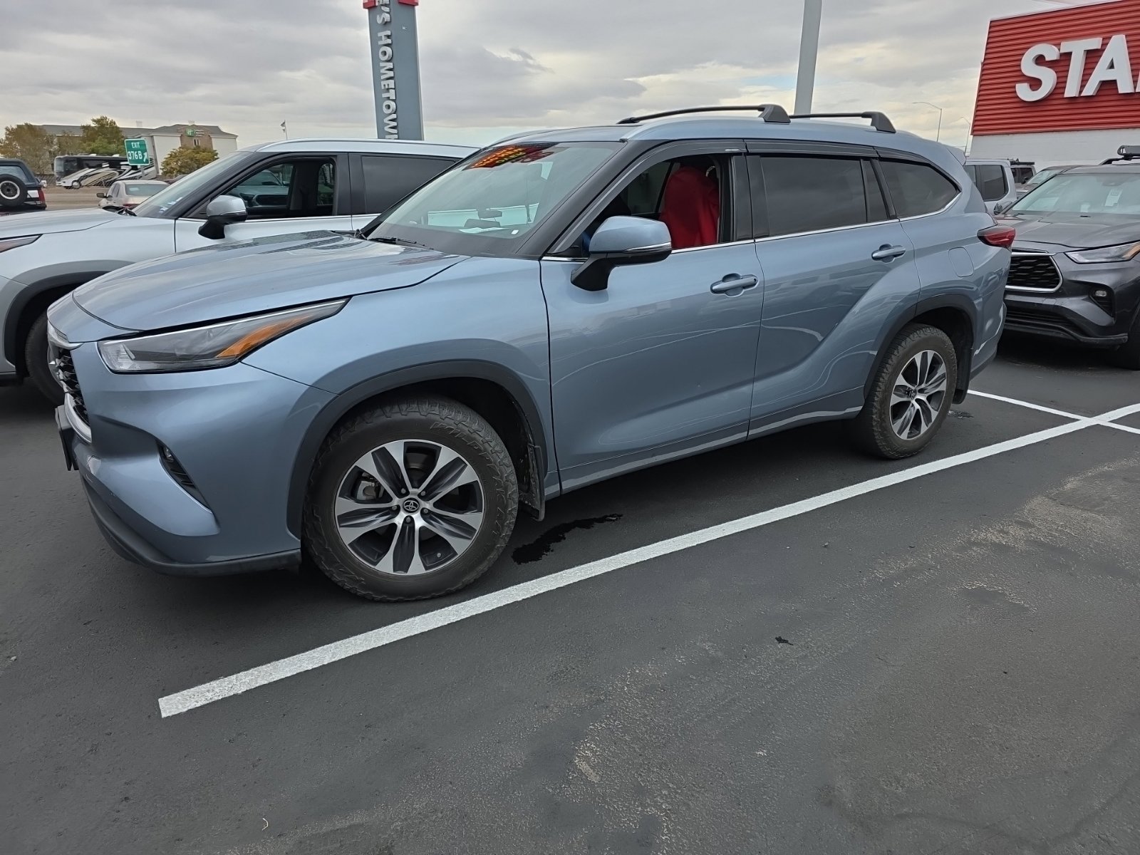 Used 2022 Toyota Highlander XLE AWD/4WD image 1