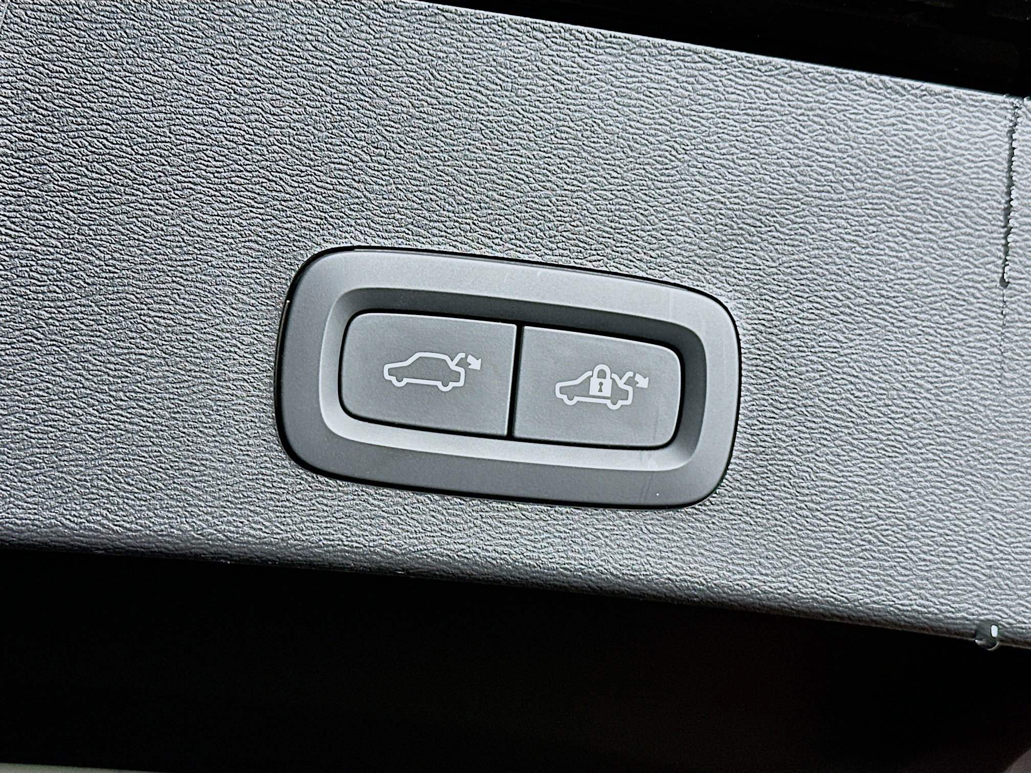 Used 2025 Volvo XC40 B5 Plus image 29