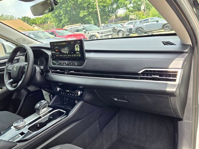 Used 2025 Mitsubishi Outlander SE AWD/4WD image 31