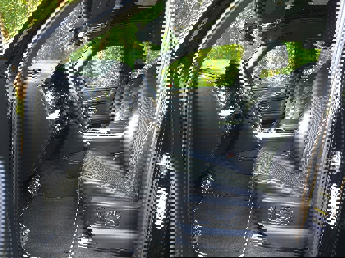 Used 2020 Bentley Bentayga Design Series image 12