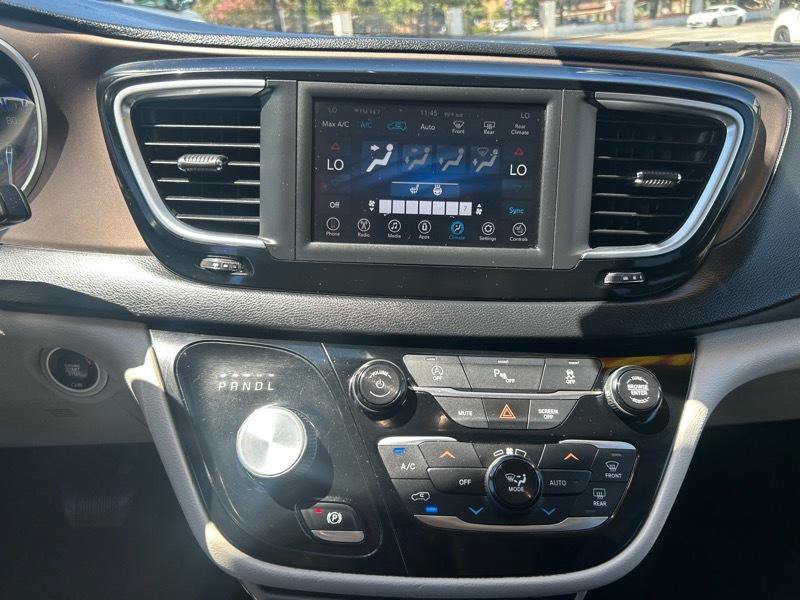 Used 2019 Chrysler Pacifica Touring-L FWD image 12