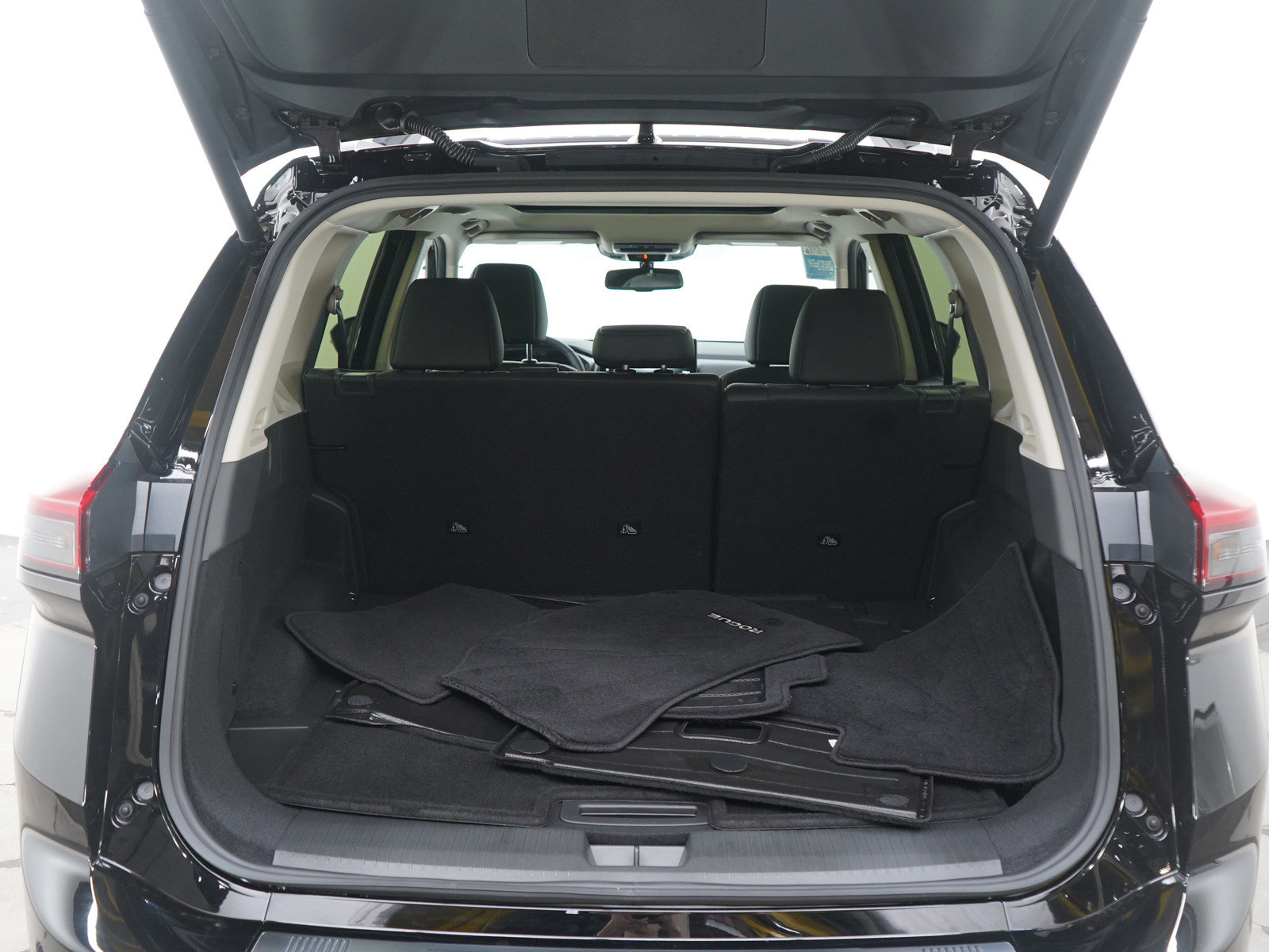 Used 2026 Nissan Rogue Platinum w/ Platinum Premium Package image 16