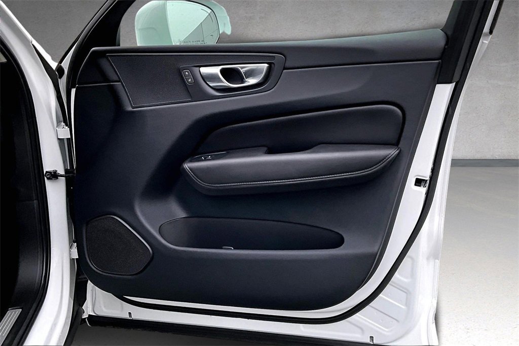 Used 2023 Volvo XC60 B5 Plus image 27