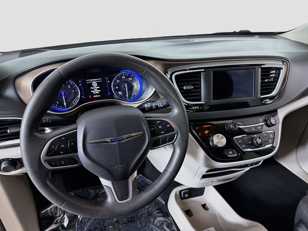 Used 2018 Chrysler Pacifica L FWD image 18