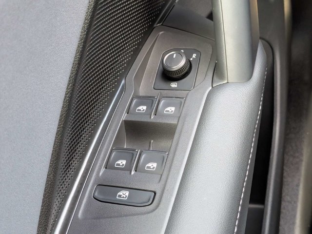 Certified 2025 Volkswagen Tiguan SE R-Line FWD image 25