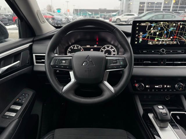 Used 2025 Mitsubishi Outlander SE image 26