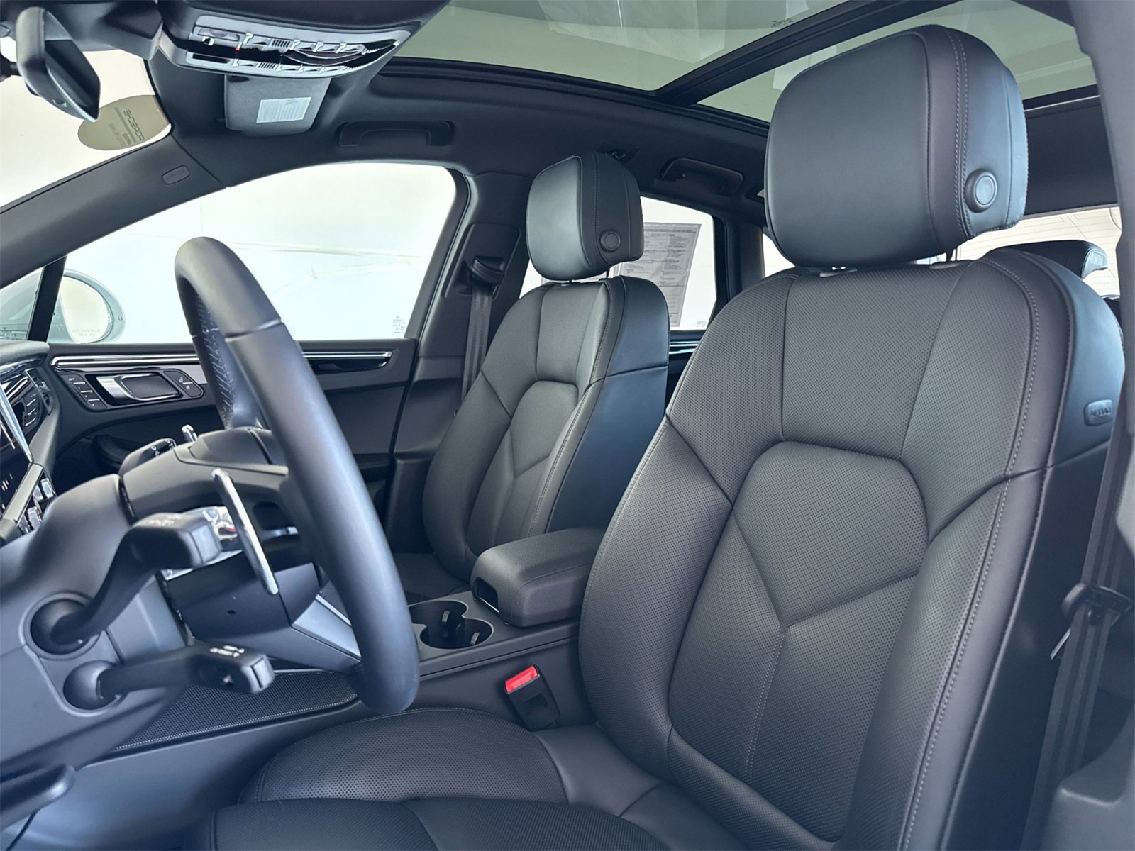 Used 2025 Porsche Macan image 5