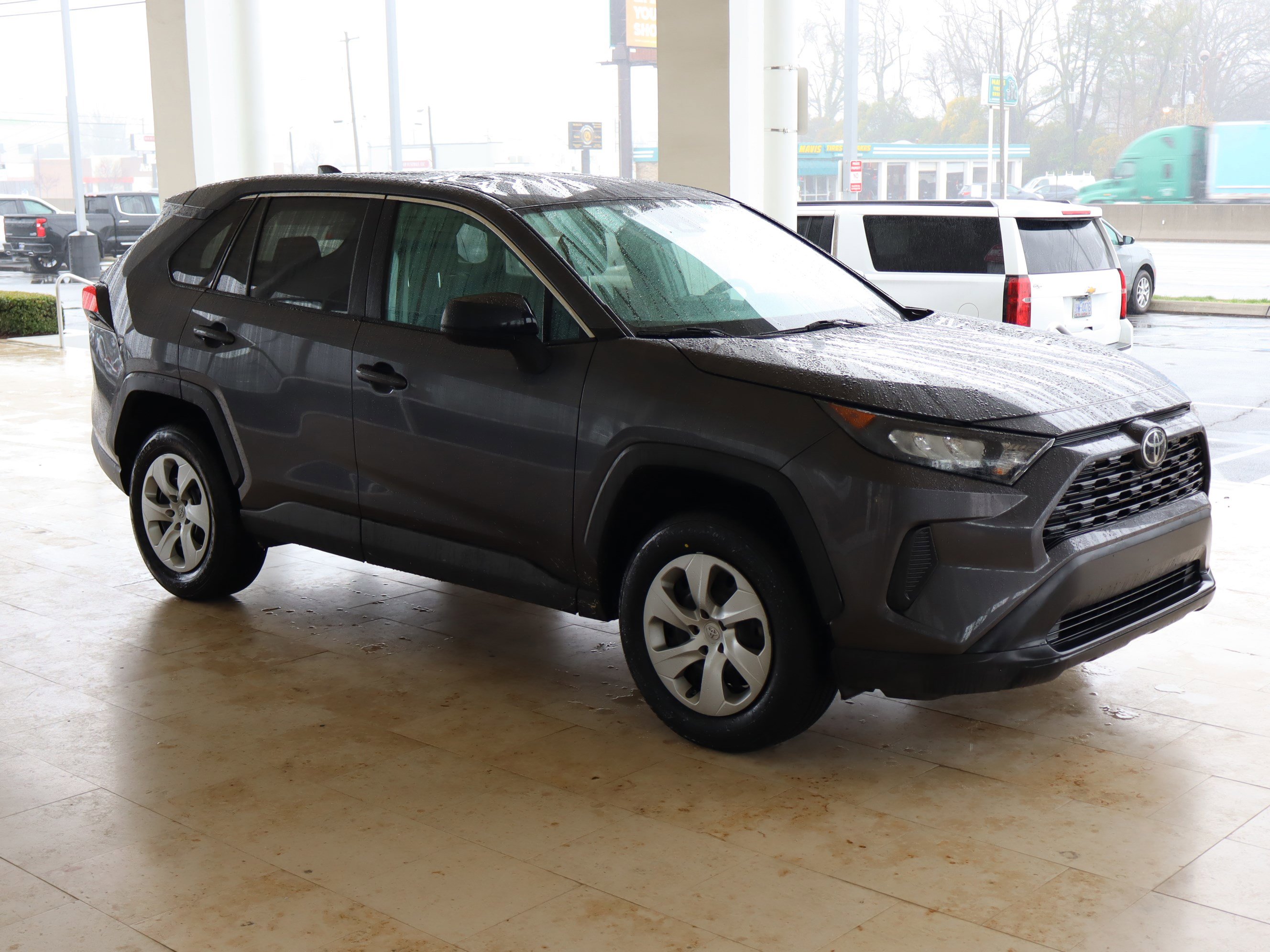 Used 2022 Toyota RAV4 LE video 2