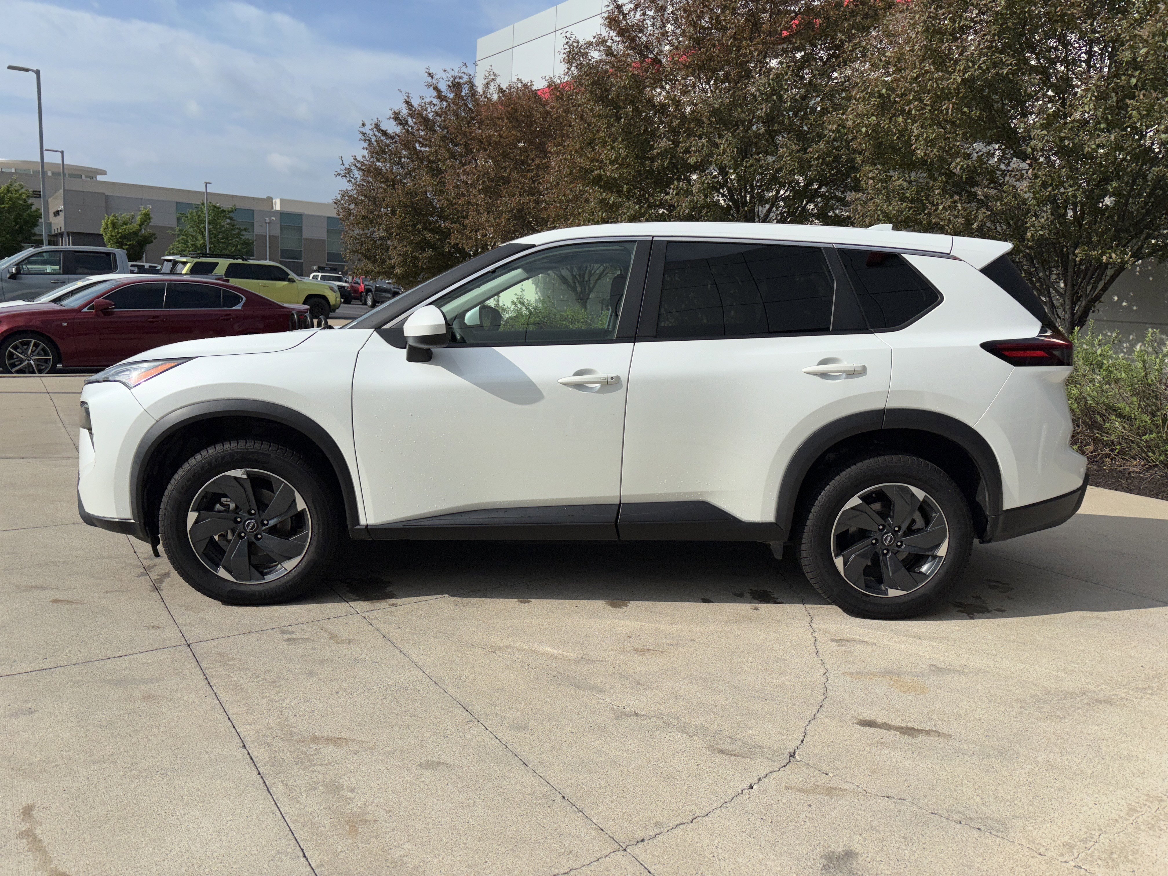 Used 2024 Nissan Rogue SV AWD/4WD image 9