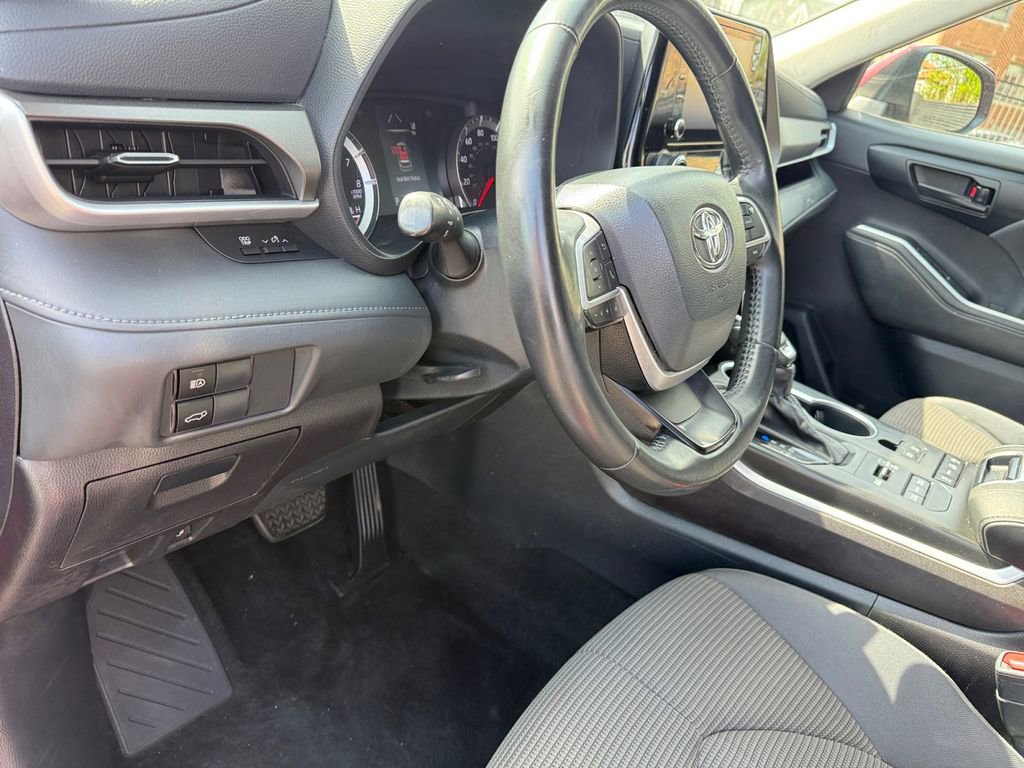 Used 2022 Toyota Highlander LE AWD/4WD image 32