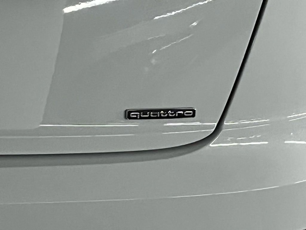 Used 2023 Audi Q8 Premium image 33