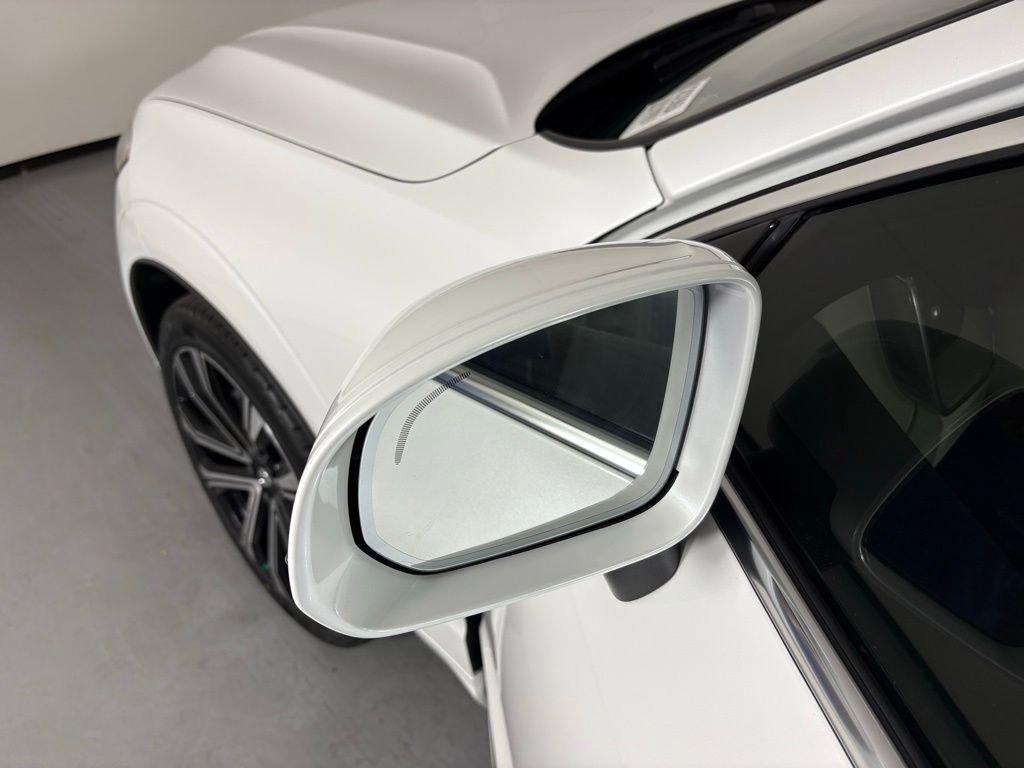 Used 2023 Volvo XC60 B5 Ultimate w/ Protection Package image 13