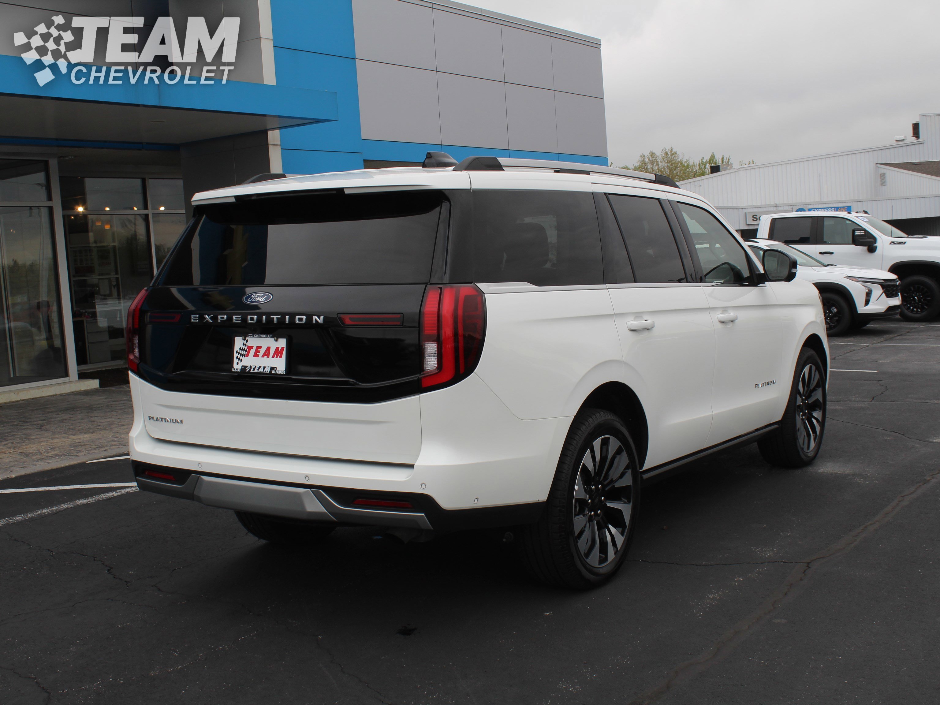 Used 2025 Ford Expedition Platinum w/ Driver's Package AWD/4WD image 4