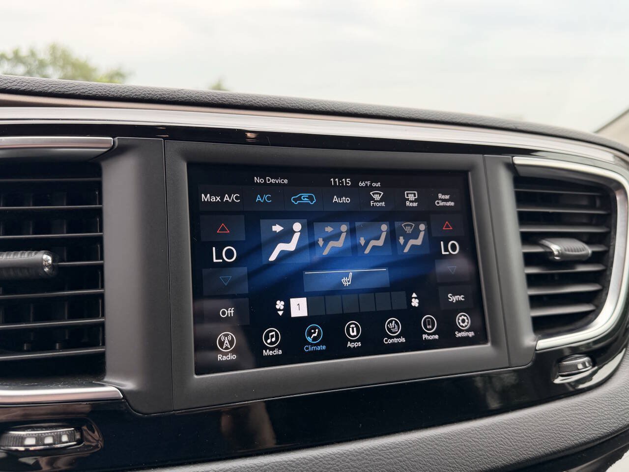 Used 2018 Chrysler Pacifica Touring-L FWD image 17
