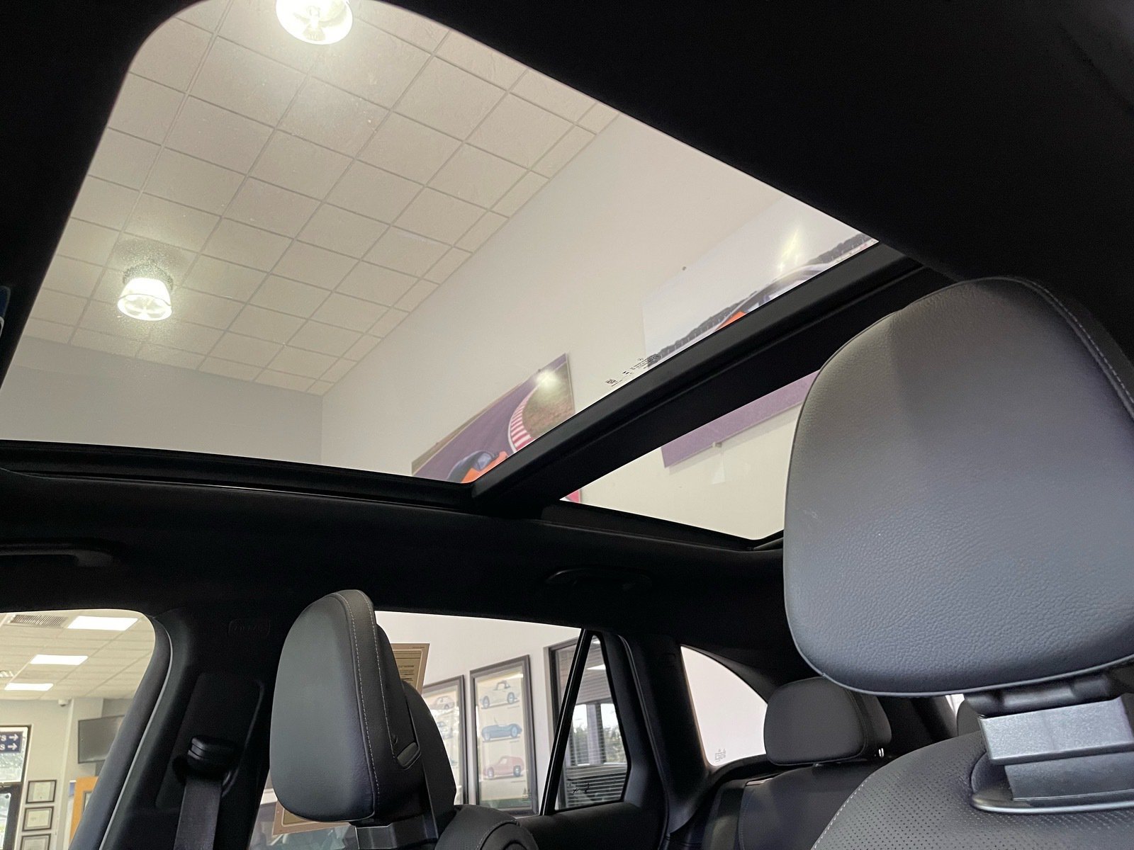Used 2025 Mercedes-Benz GLC 300 4MATIC image 26