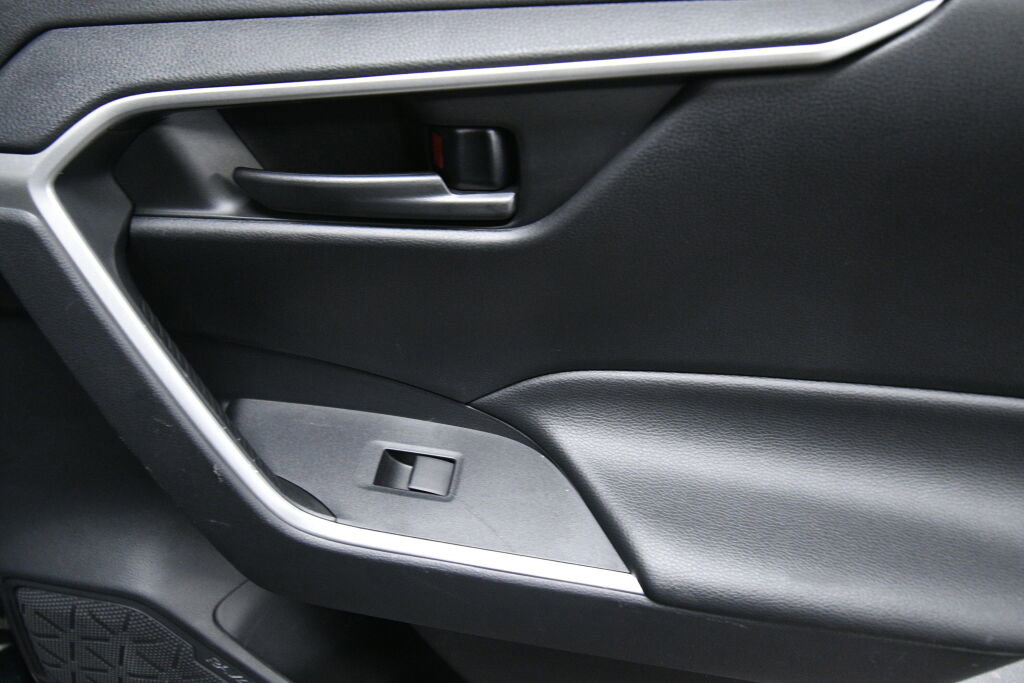 Used 2020 Toyota RAV4 LE w/ Carpet Mat Package image 24