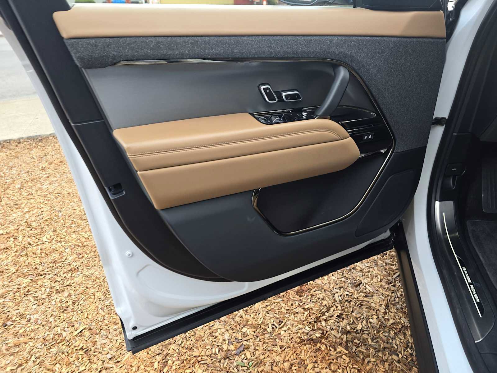 Certified 2025 Land Rover Range Rover Sport SE image 24