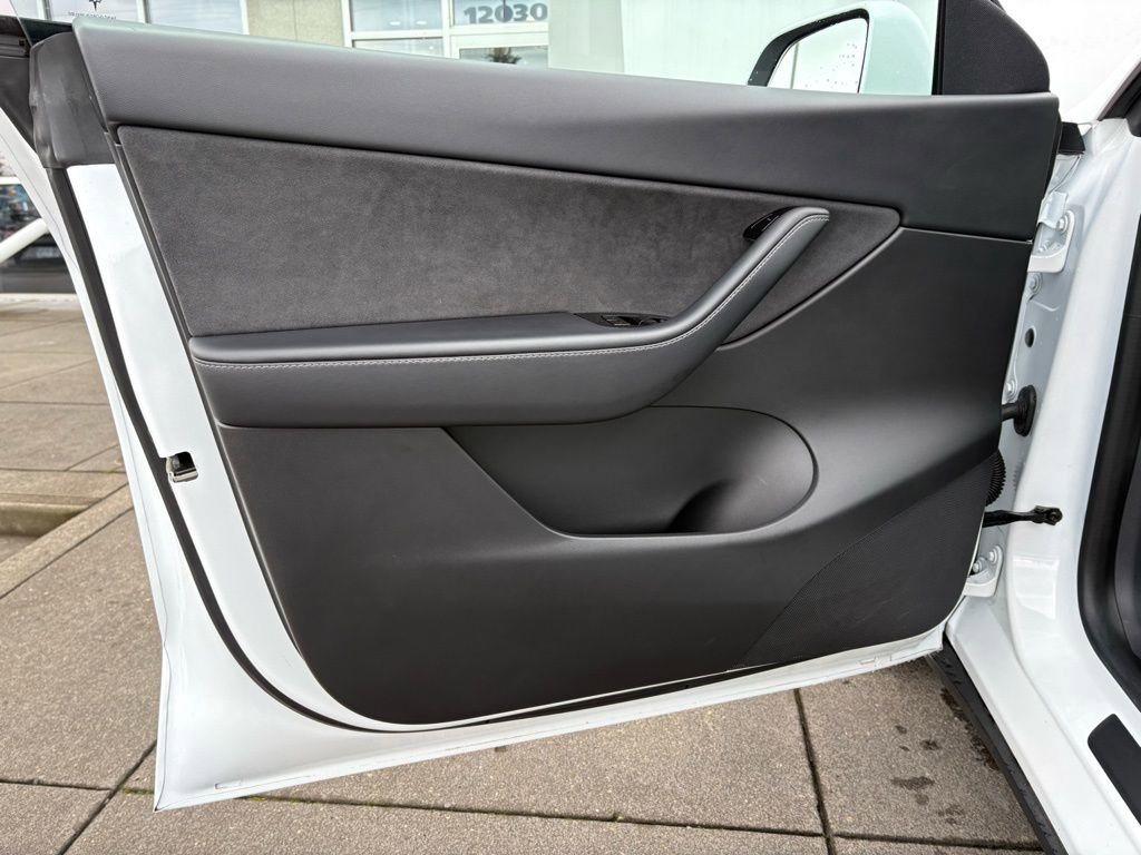 Used 2020 Tesla Model Y Long Range image 11