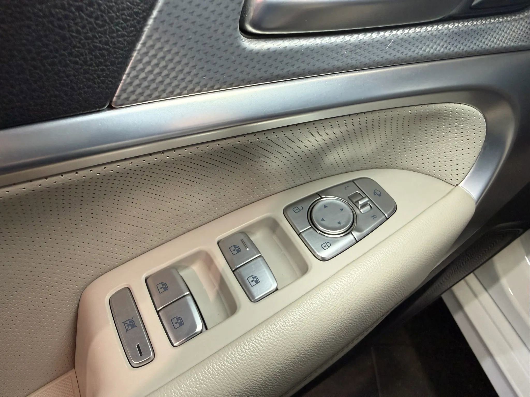 Used 2022 Genesis G70 3.3T image 17