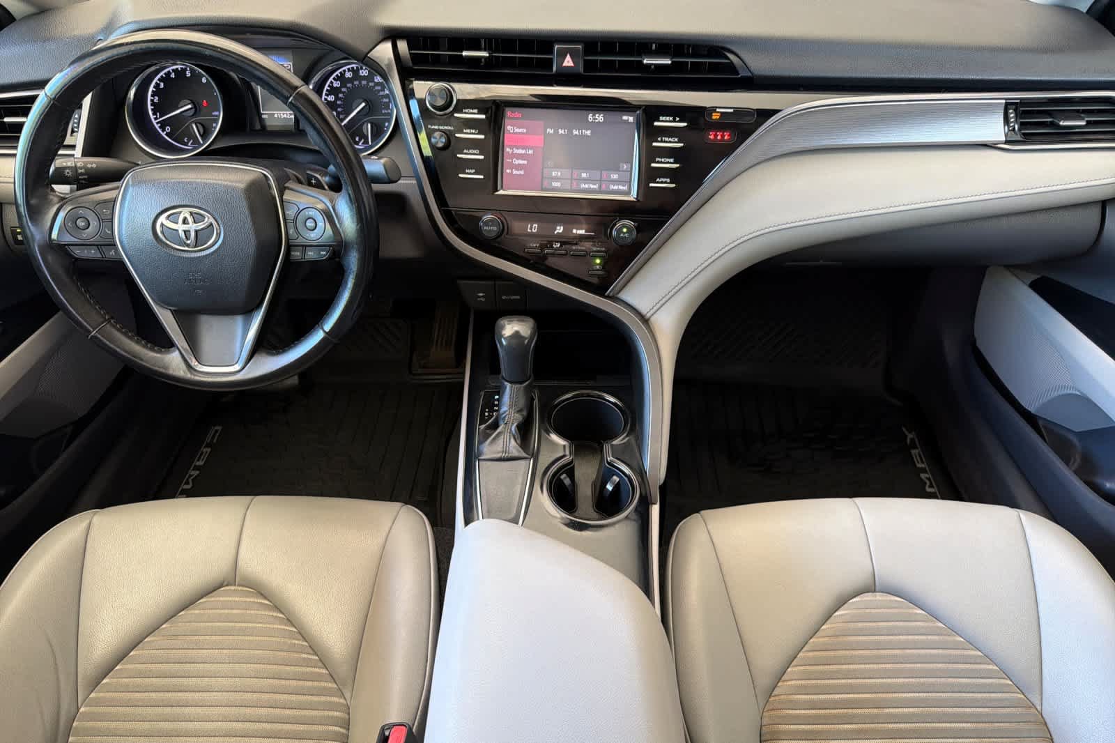 Used 2019 Toyota Camry SE FWD image 3