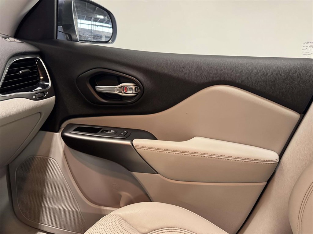 Used 2021 Jeep Cherokee Limited image 32