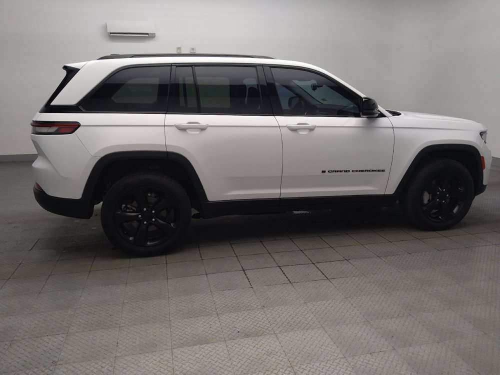Used 2023 Jeep Grand Cherokee Limited w/ Black Appearance Package AWD/4WD image 10