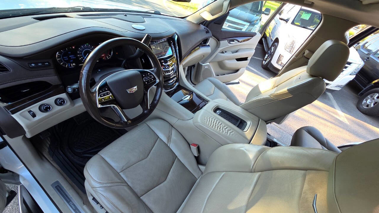 Used 2017 Cadillac Escalade Luxury AWD/4WD image 32