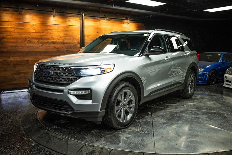 Used 2022 Ford Explorer XLT w/ Equipment Group 202A image 2