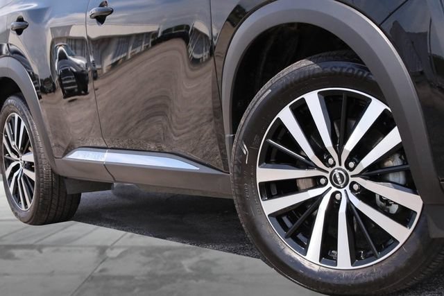 Certified 2025 Nissan Pathfinder Platinum w/ Cargo Package FWD image 3