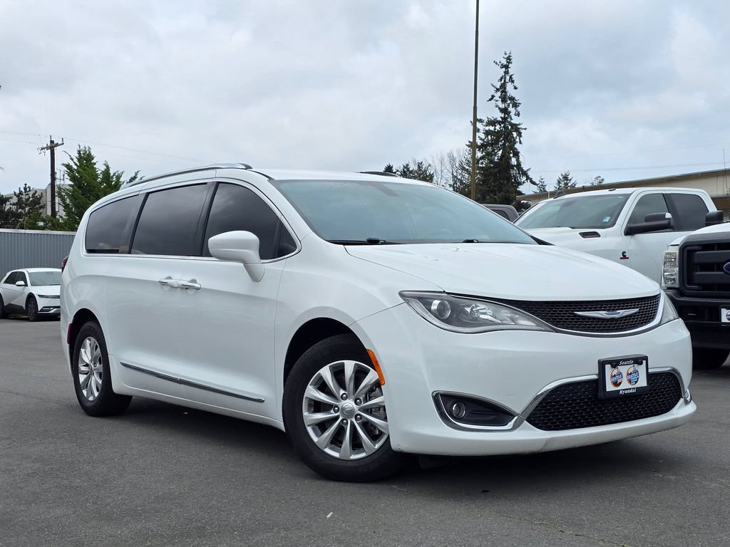 Used 2020 Chrysler Pacifica Touring-L FWD image 3