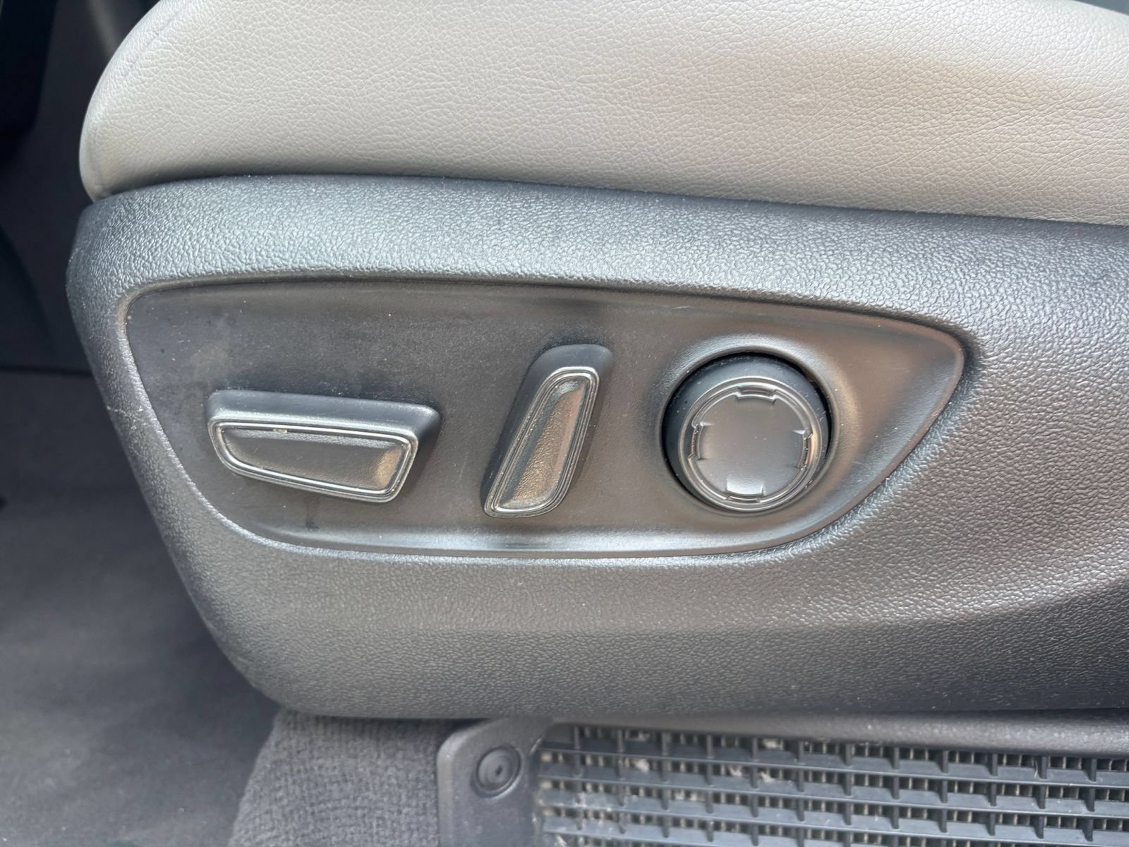 Used 2025 Toyota Sienna XLE FWD image 21