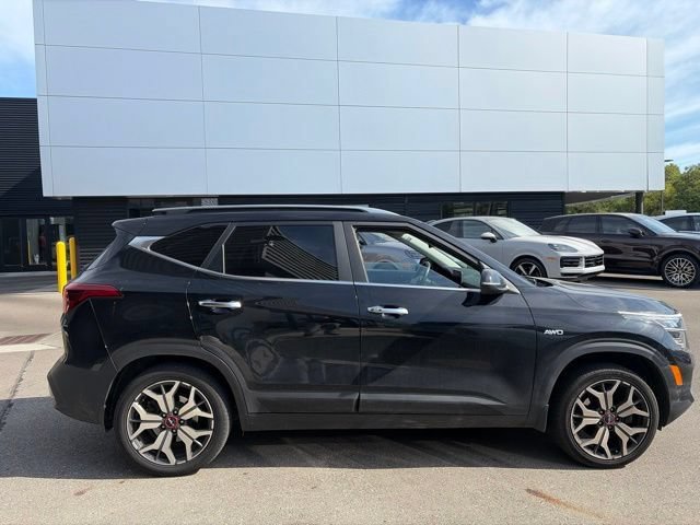 Used 2022 Kia Seltos SX w/ Sunroof Package AWD/4WD image 2