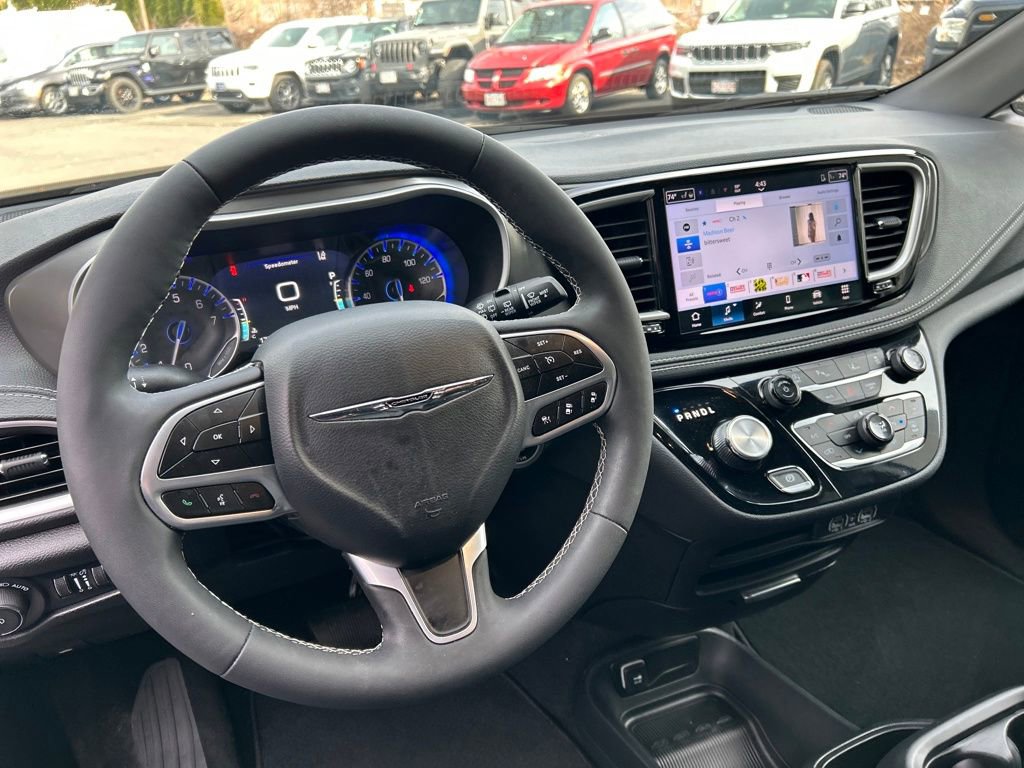 Used 2025 Chrysler Pacifica Select image 37
