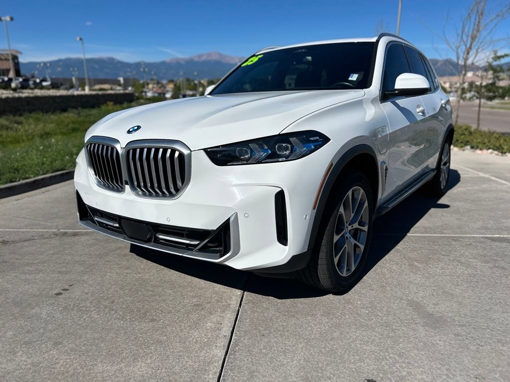 Used 2025 BMW X5 xDrive50e AWD/4WD image 3
