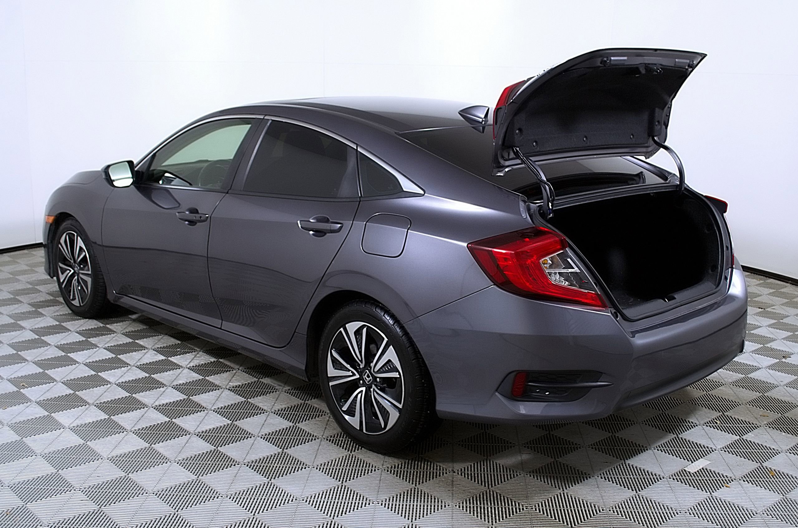 Used 2018 Honda Civic EX-T image 10