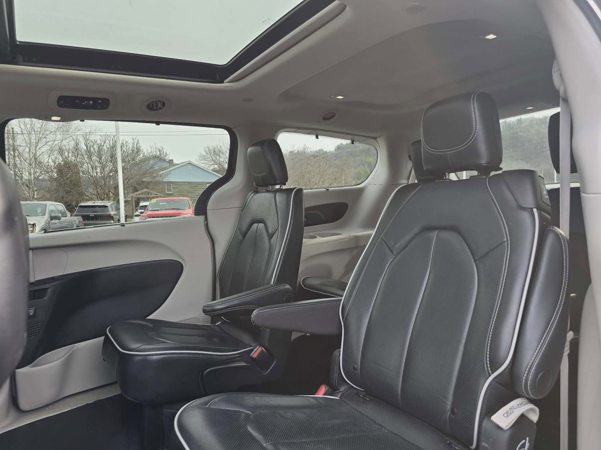 Used 2023 Chrysler Pacifica Limited image 14