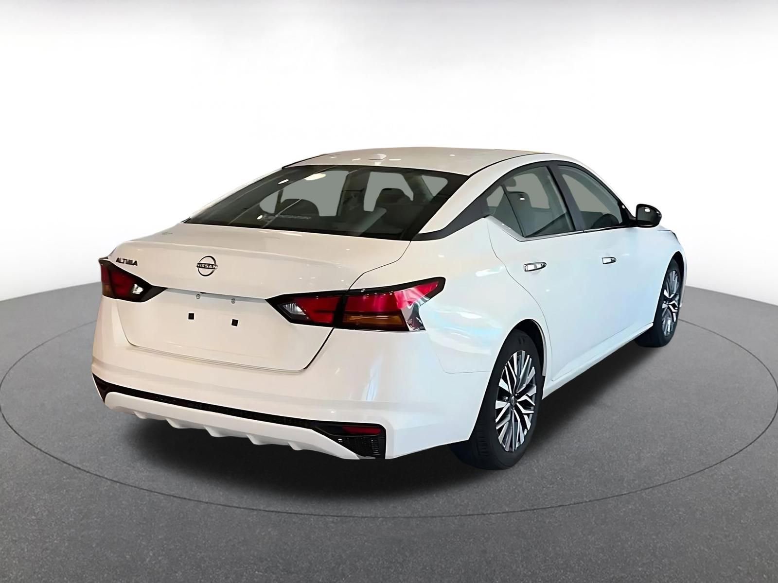 Used 2025 Nissan Altima 2.5 SV image 14
