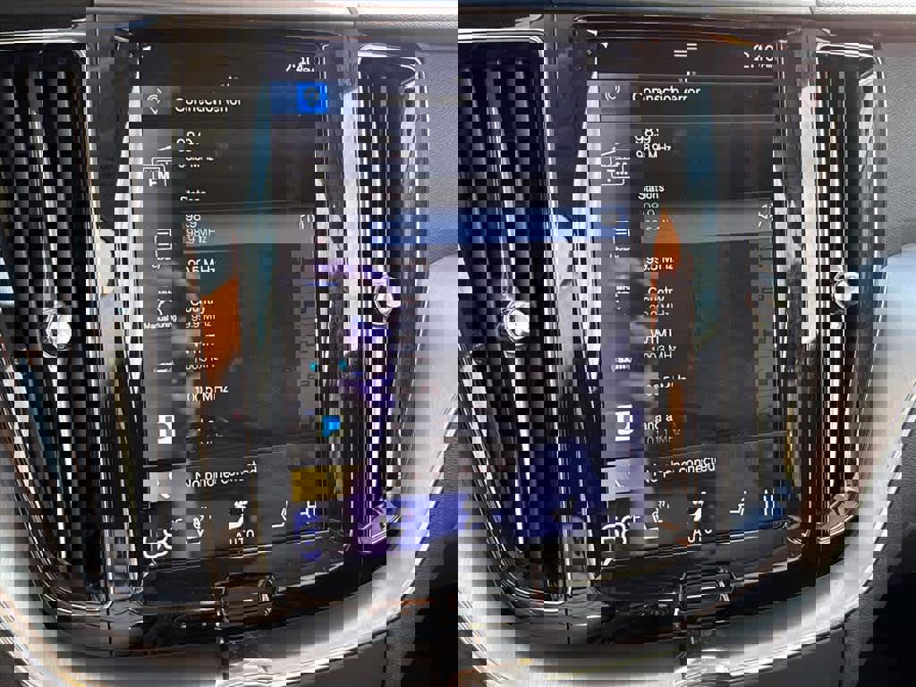 Used 2018 Volvo XC60 T6 Momentum w/ Convenience Package image 14