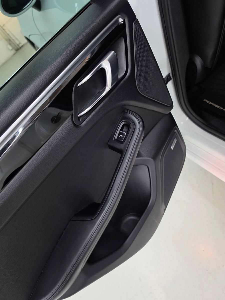 Used 2018 Porsche Macan Turbo w/ Premium Package Plus AWD/4WD image 41