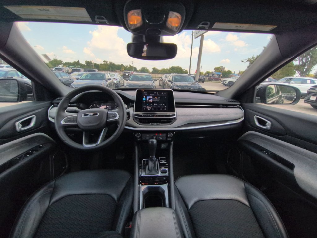 Used 2025 Jeep Compass Latitude w/ Sun & Sound Group AWD/4WD image 25
